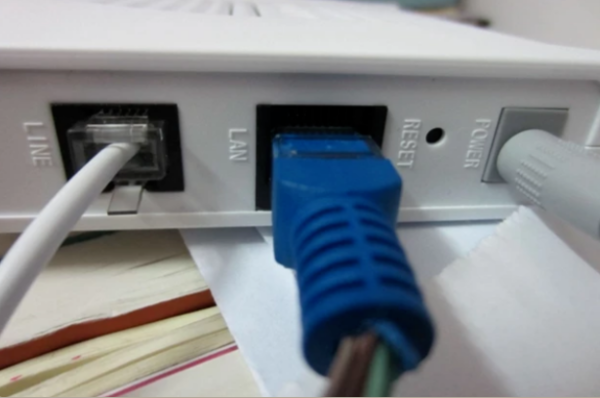 电脑主机怎么插路由器吗
