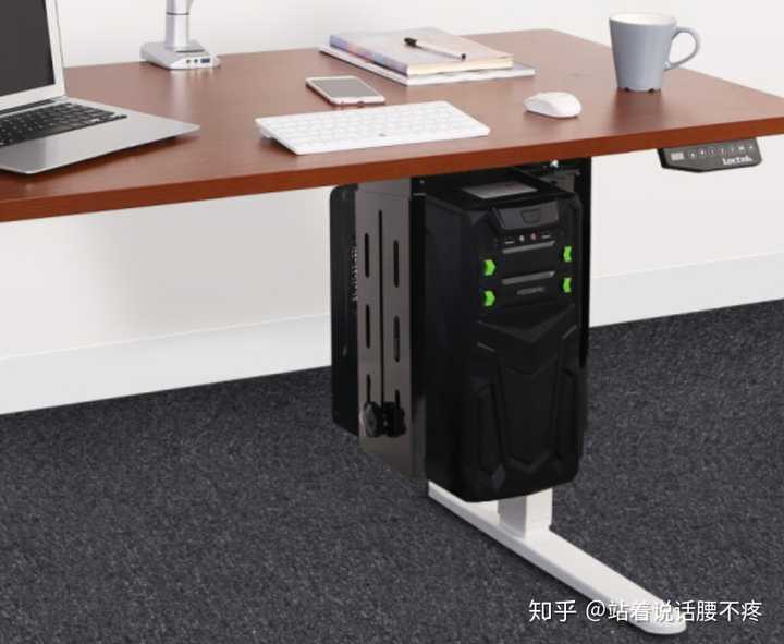 主机放桌子下面很热