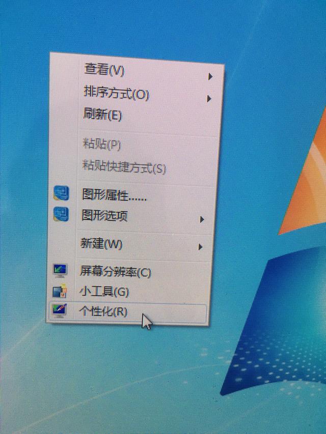 电脑主机怎么带二个显示屏