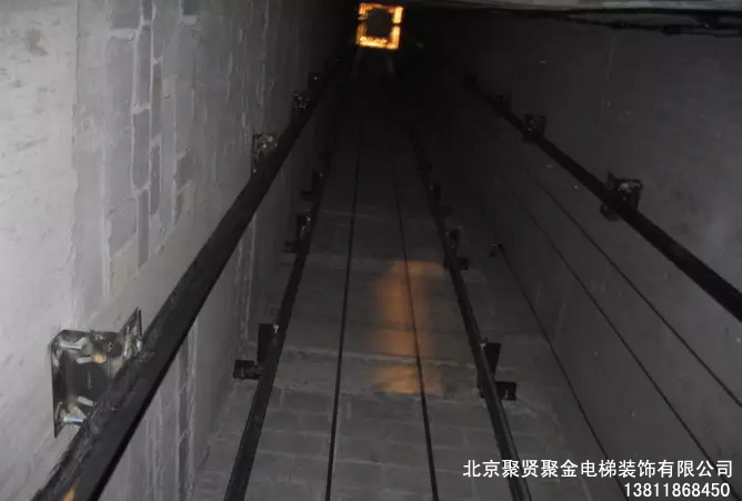 电梯主机放导轨上