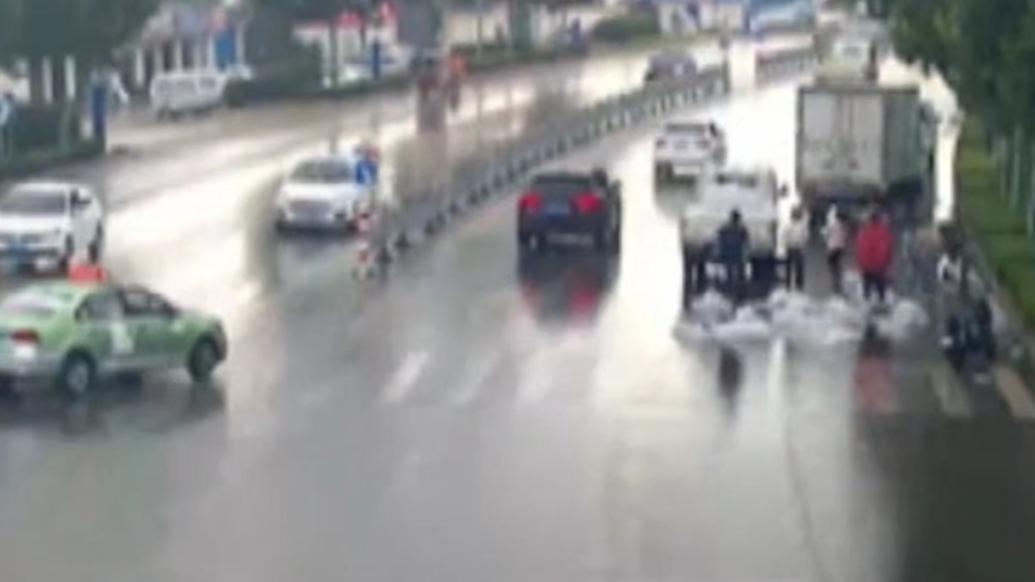 运送主机下雨天淋雨了
