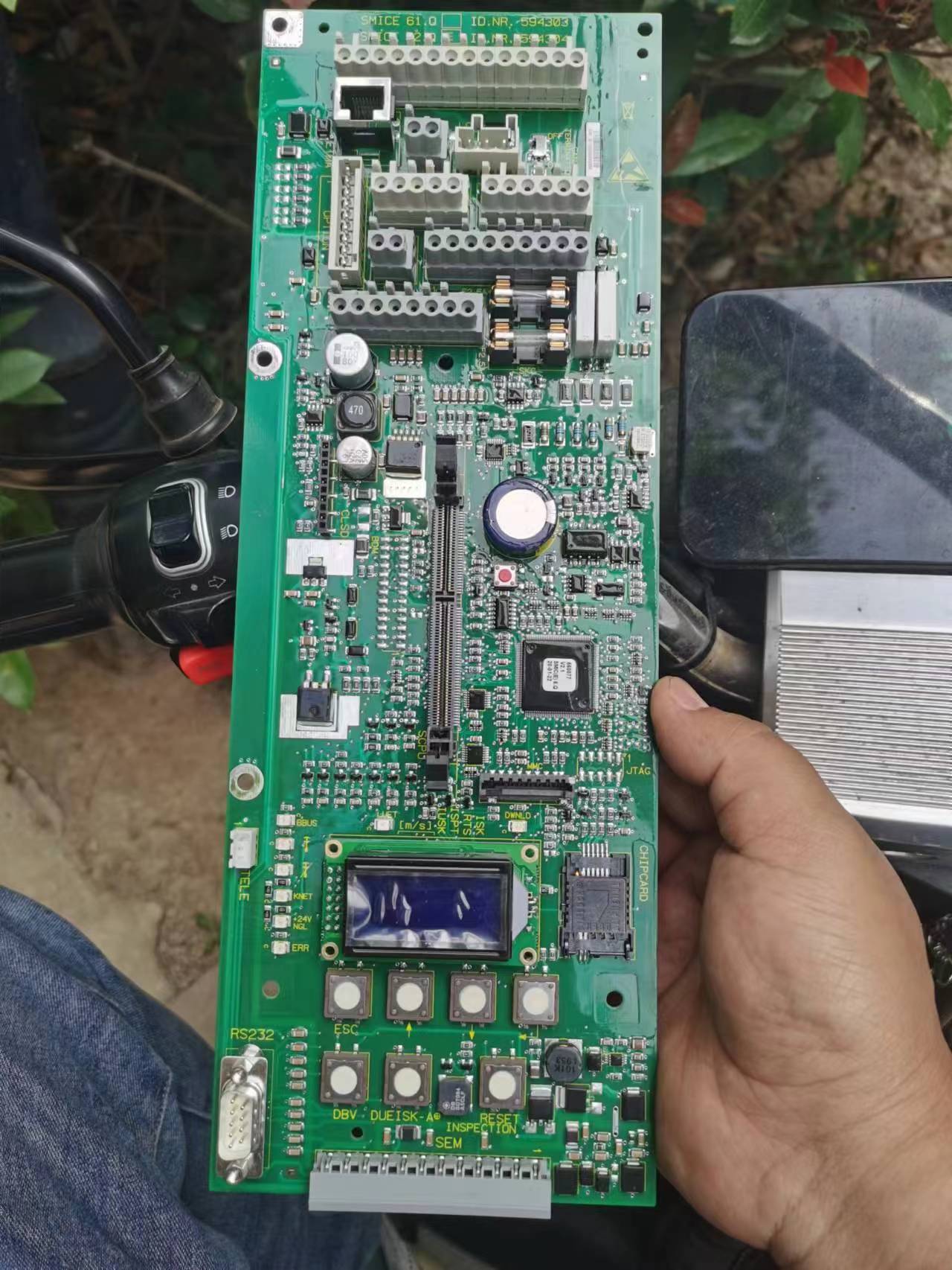 迅达电梯主机发出滴滴的声音