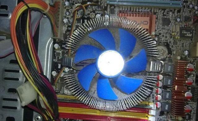 主机开机电源电扇响