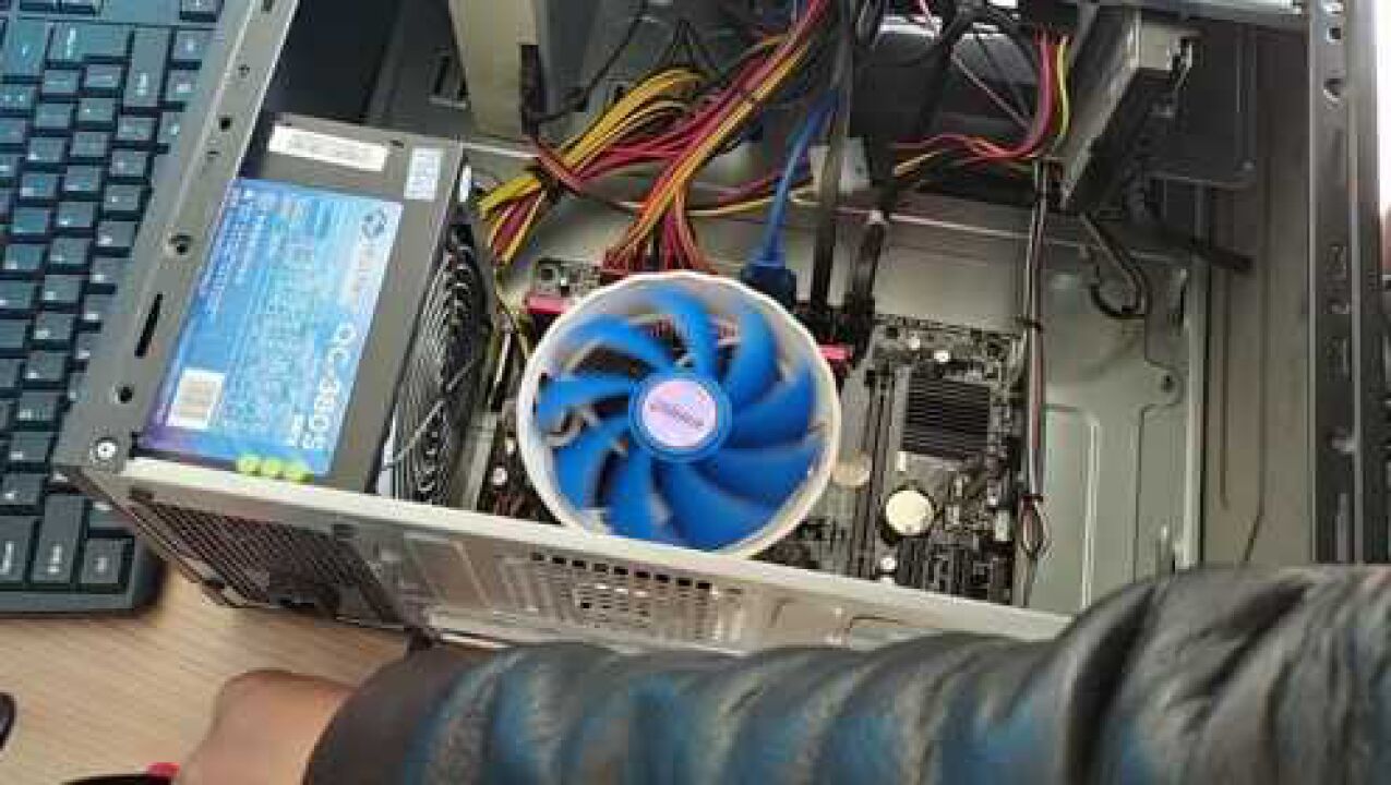 电脑开机后主机风扇转但黑屏