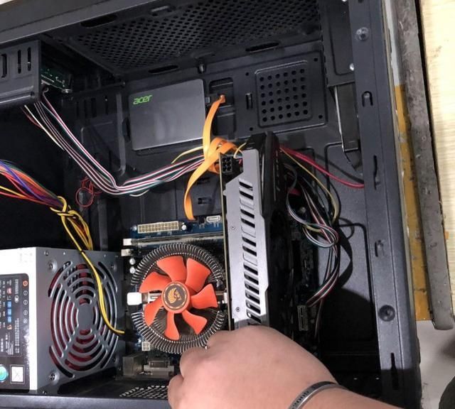 电脑主机显卡没装好