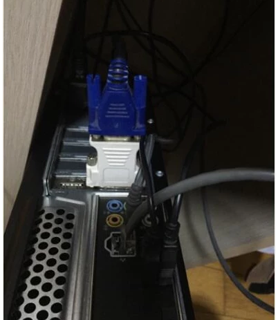 显示器连主机不亮灯