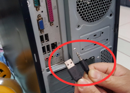 扬声器能插到主机后面