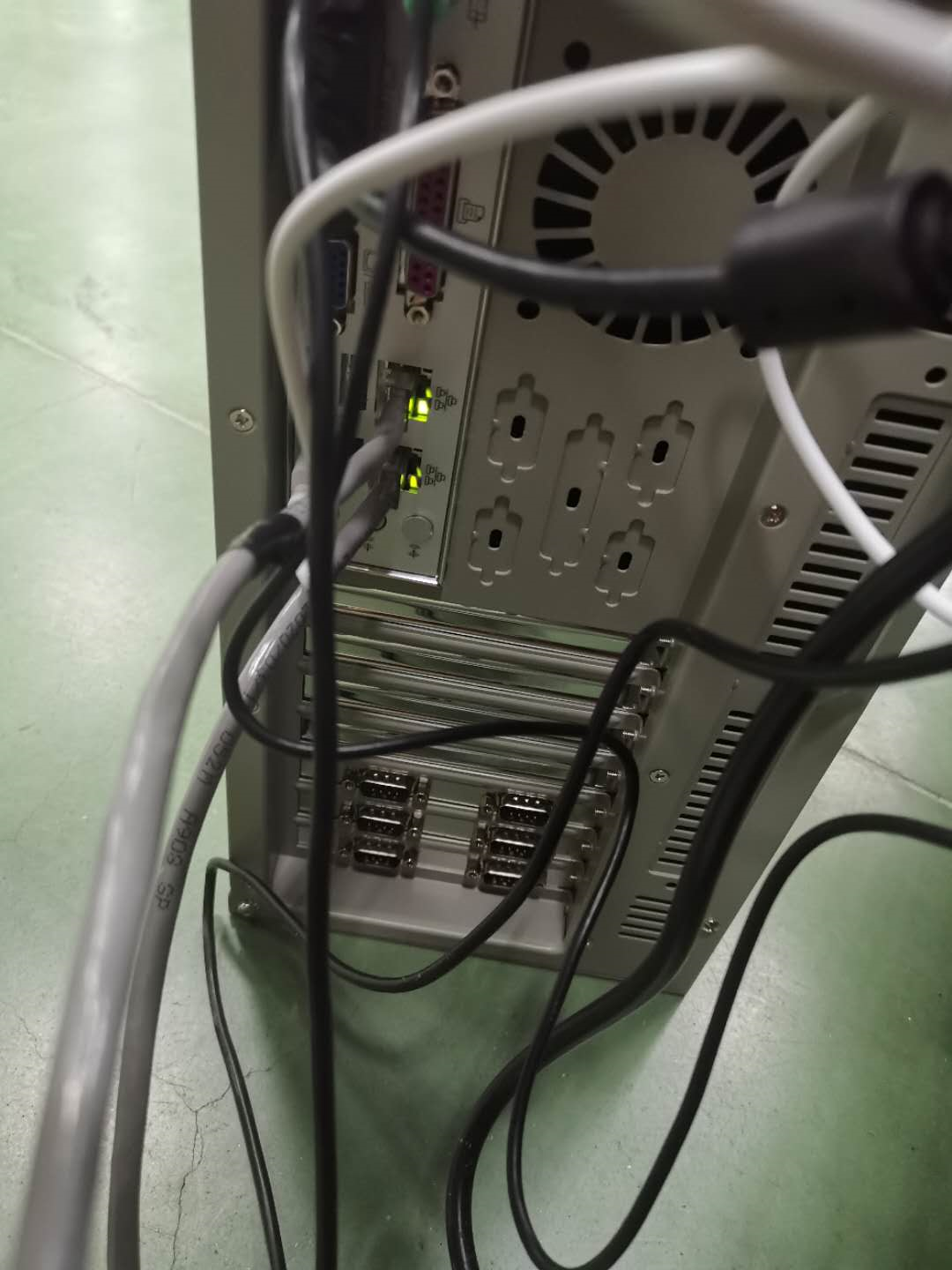 主机网线接口亮黄灯上不了网