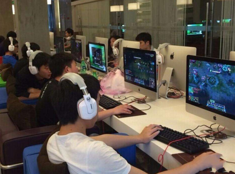 现在的网吧都没有主机了