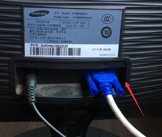 一台主机怎么同时连三台显示器