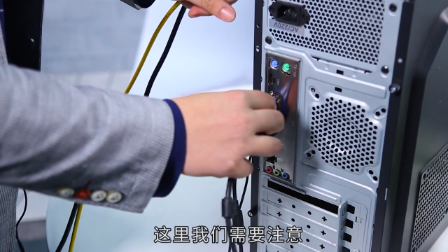 电脑主机后面排气扇的线在插