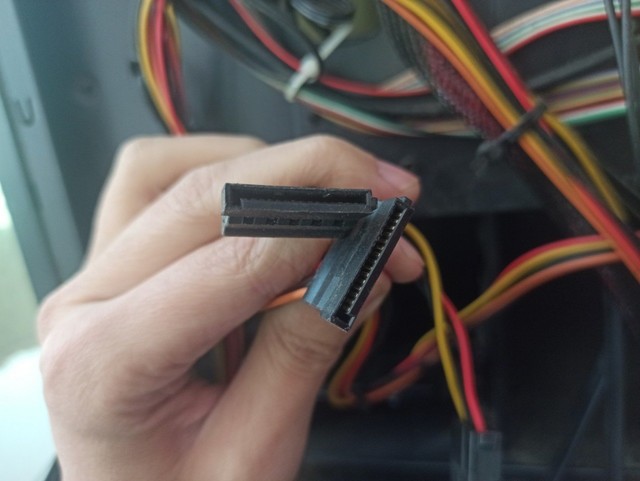 主机箱内加一个机械硬盘