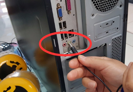 扬声器能插到主机后面