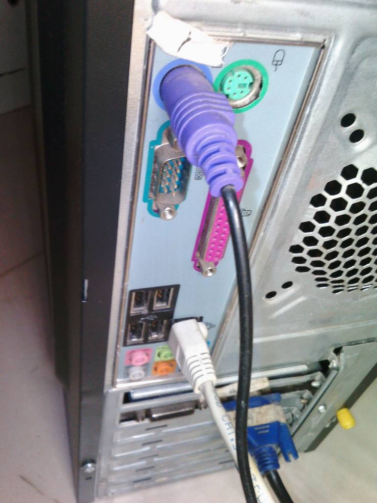 电脑主机后面排气扇的线在插