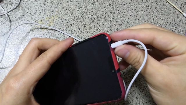 耳机插在主机前面接触不良