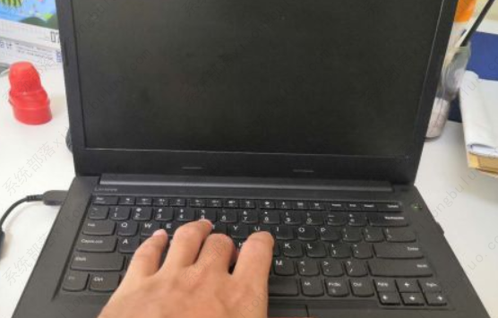 电脑主机电源键亮了但是没显示