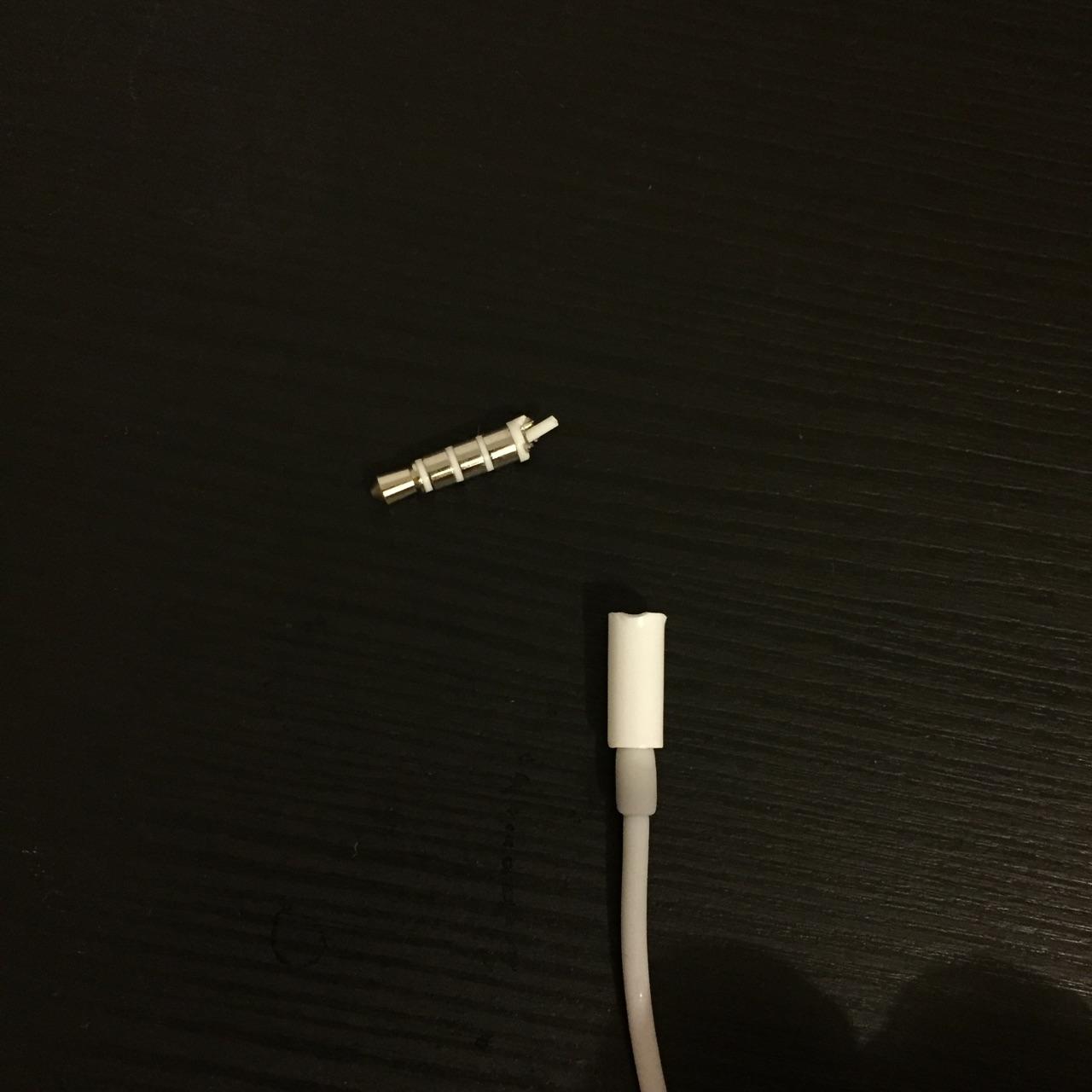耳机连接主机有点滋滋声音