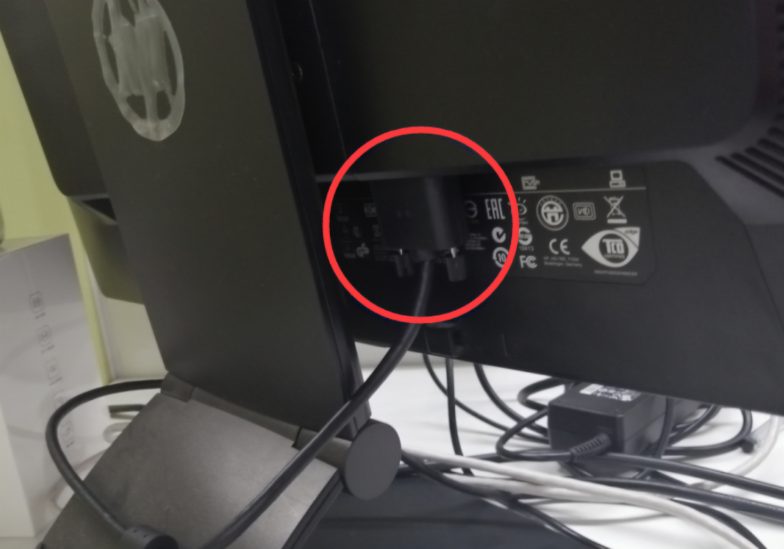 主机两个显示屏接口吗