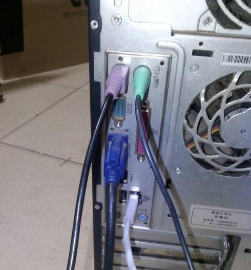 电脑主机哪里是连接有线网络的